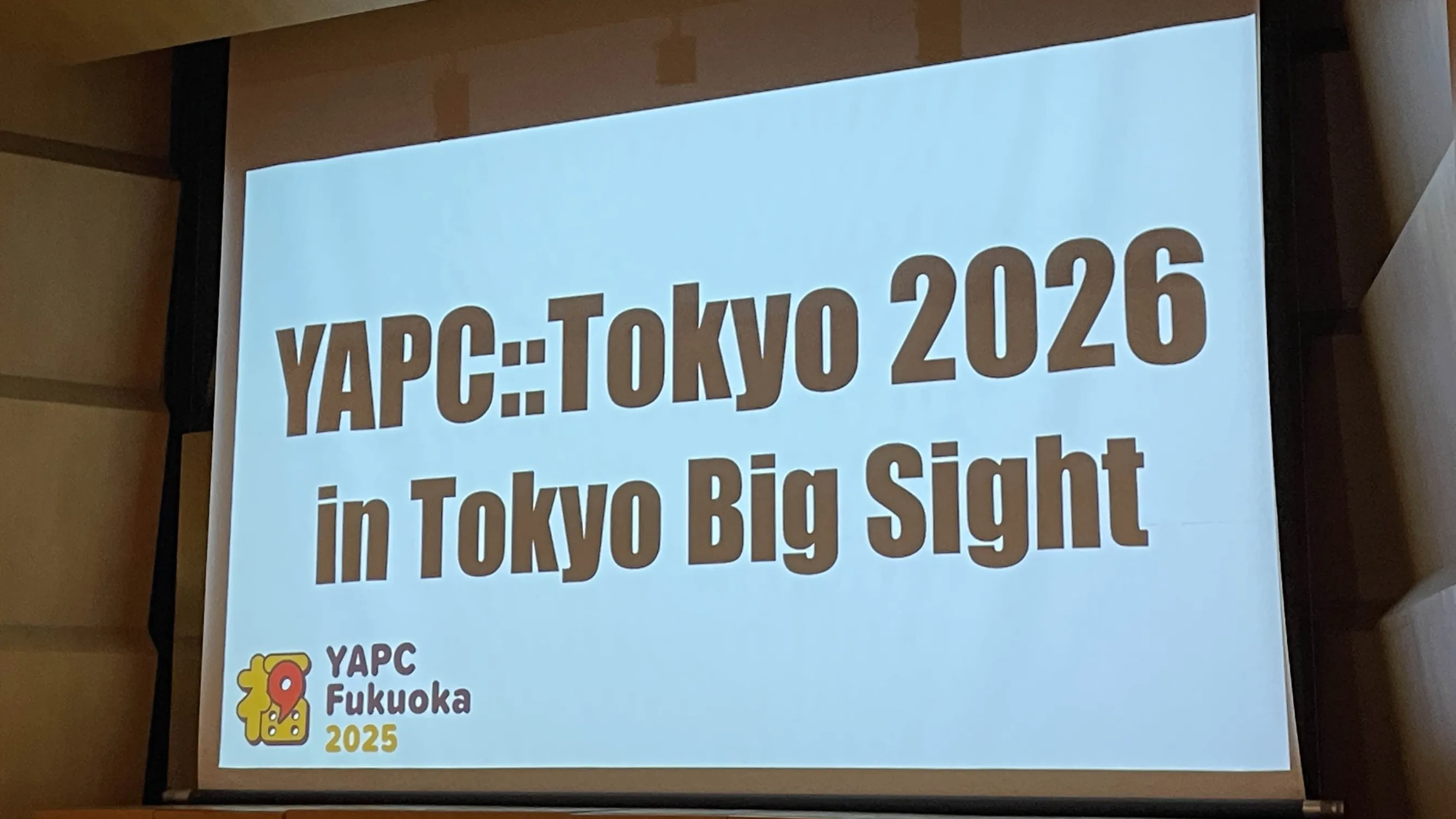 スクリーンに映し出される YAPC::Tokyo 2026 in Tokyo Big Sight の文字