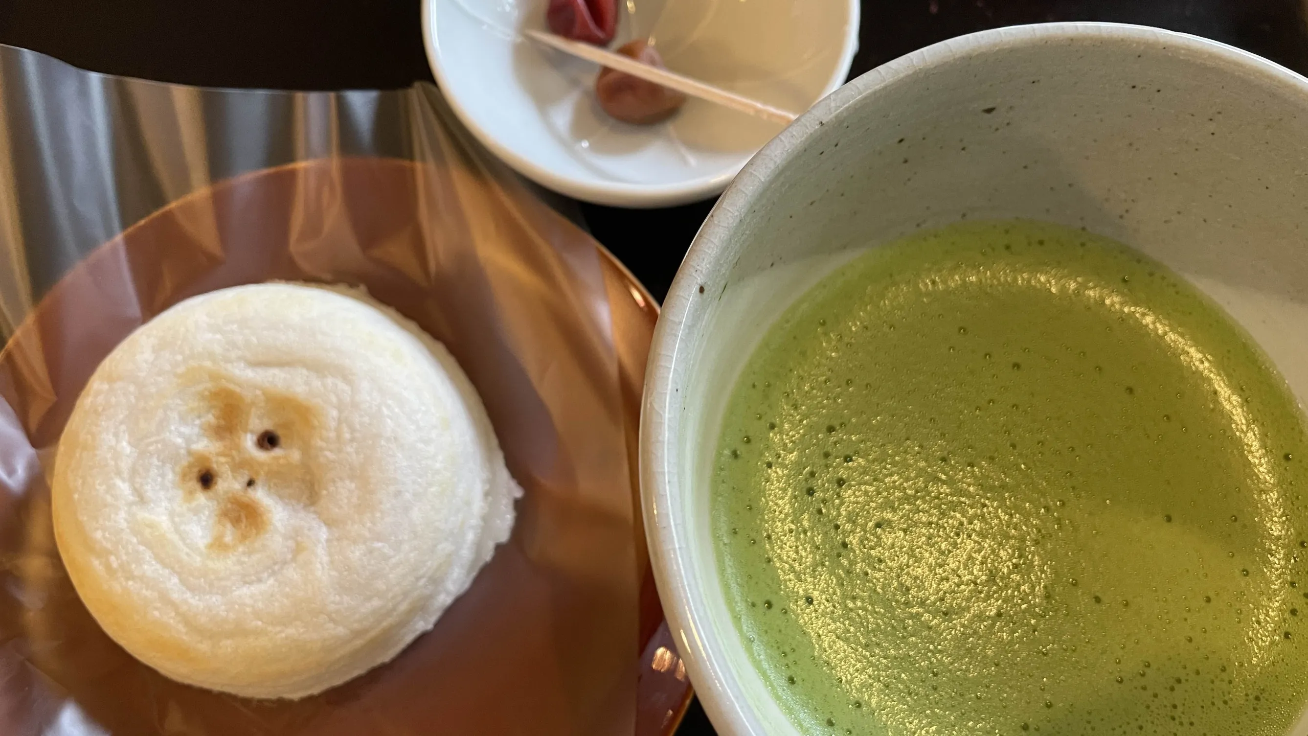 太宰府の「寺田屋」にて頂いた「梅ヶ枝餅セット 抹茶」の写真。抹茶と梅ヶ枝餅の他に、2種類の梅干しが付いている。